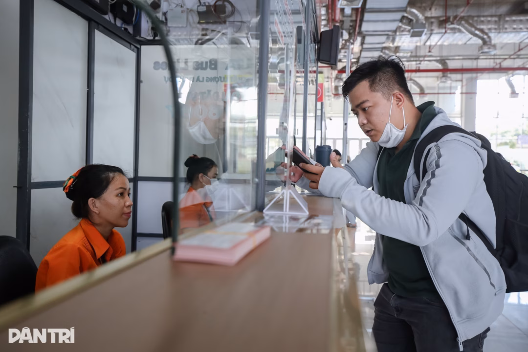 Khách hàng mua vé xe tại Bến xe Miền Đông, TPHCM (Ảnh: Nam Anh).