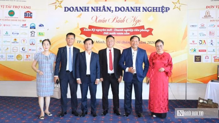 Ông Đặng Văn Điềm (thứ 2 bên phải), Chủ tịch Liên đoàn Doanh nghiệp tỉnh Đồng Nai.