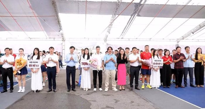 Đại diện lãnh đạo phường Sầm Sơn và Nhà tài trợ tặng hoa cho các đoàn tham dự giải.