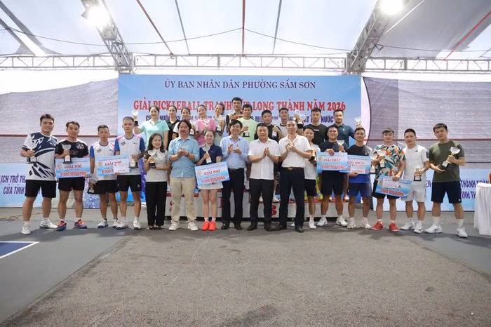 Đại diện lãnh đạo phường Sầm Sơn và Nhà tài trợ Long Thành chụp ảnh lưu niệm với các cặp đội giành giải tại 3 nội dung thi đấu.