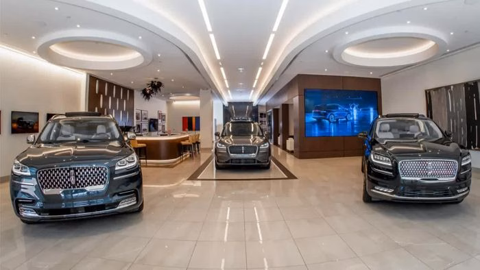 Nhu cầu mua xe cũ tăng vọt khiến lượng xe tồn kho tại các đại lý ô tô giảm xuống mức thấp kỷ lục. Ảnh: Carscoops.