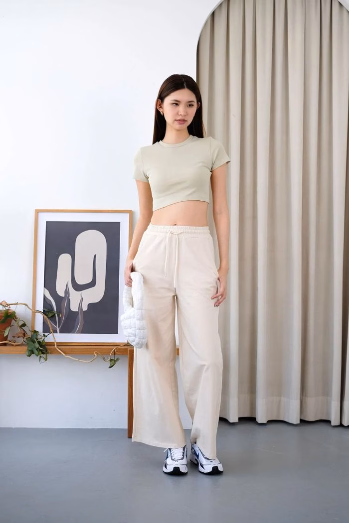 Công thức croptop và quần cạp cao giúp định hình lại tỷ lệ cơ thể, tạo hiệu ứng cao ráo.