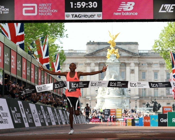 Khoảnh khắc Sabastian Sawe về nhất London Marathon 2026, chính thức đưa marathon bước vào kỷ nguyên sub2. Ảnh: Reuters