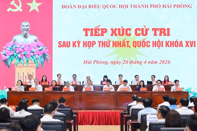 Thủ tướng Chính phủ Lê Minh Hưng cùng các đại biểu Quốc hội thành phố Hải Phòng tham dự Hội nghị tiếp xúc cử tri - Ảnh: VGP/Nhật Bắc