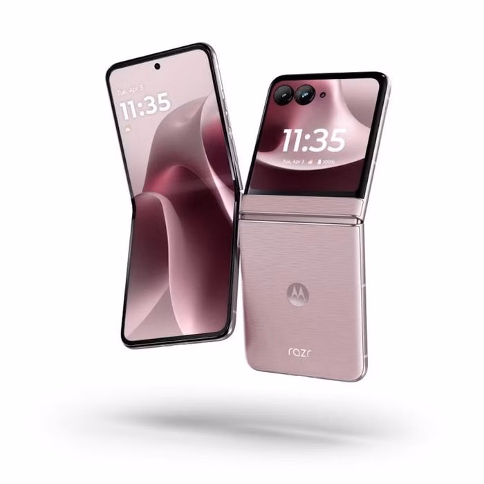 Viên pin 4.800mAh là nâng cấp quan trọng giúp RAZR 70 vận hành bền bỉ hơn trong ngày.