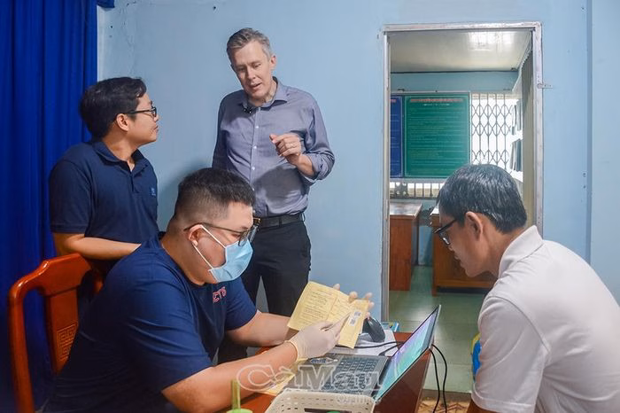 Đoàn chuyên gia khảo sát thực tế dự án ACT5 nhằm tìm giải pháp nâng cao tỷ lệ tham gia sàng lọc.