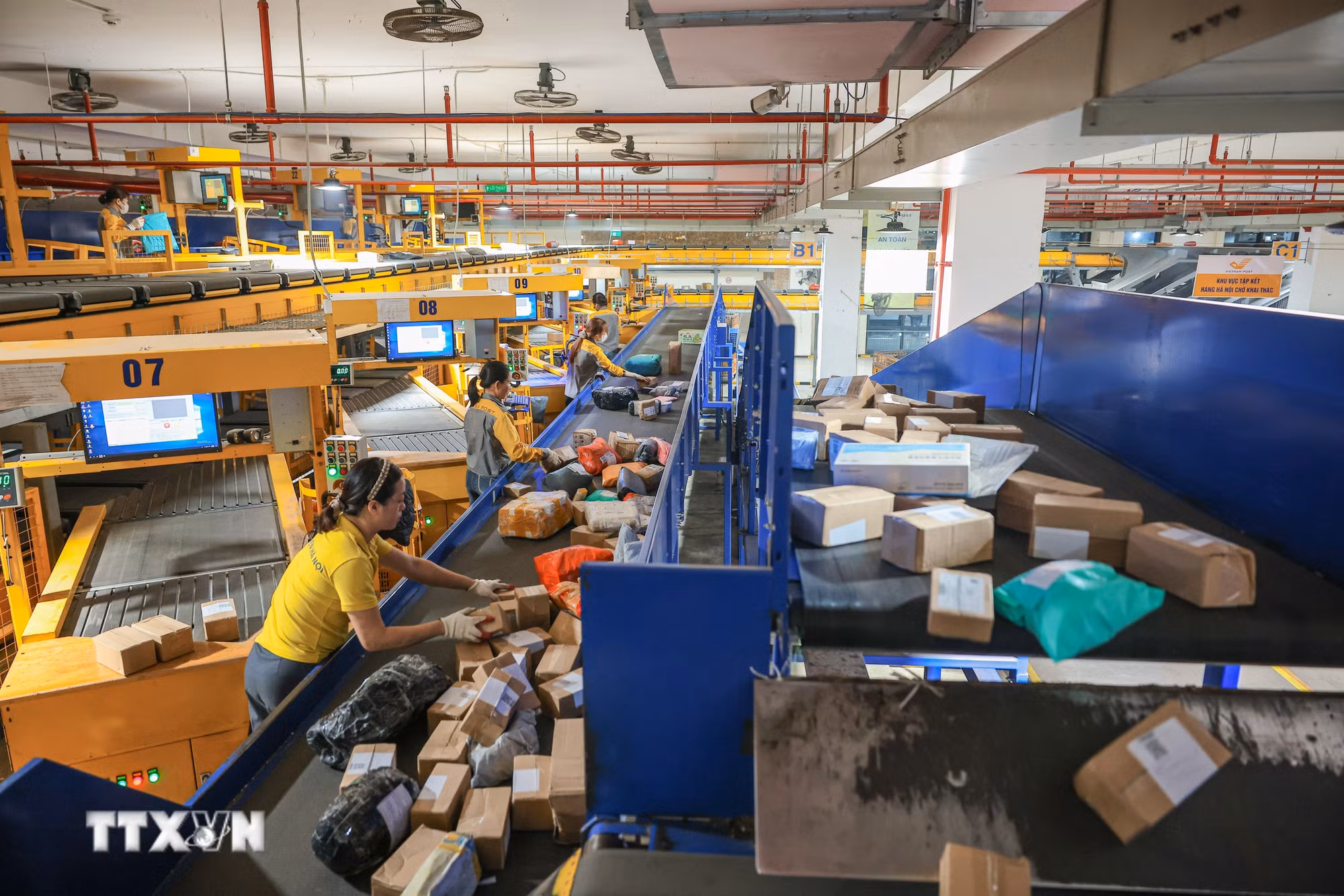 Hệ thống dây chuyền chia chọn tự động thế hệ mới của Vietnam Post tại Trung tâm vận chuyển và kho vận khu vực phía Bắc (Hà Nội) là một ví dụ điển hình cho việc ứng dụng công nghệ trong logistics. (Ảnh: Hoàng Hiếu/TTXVN)