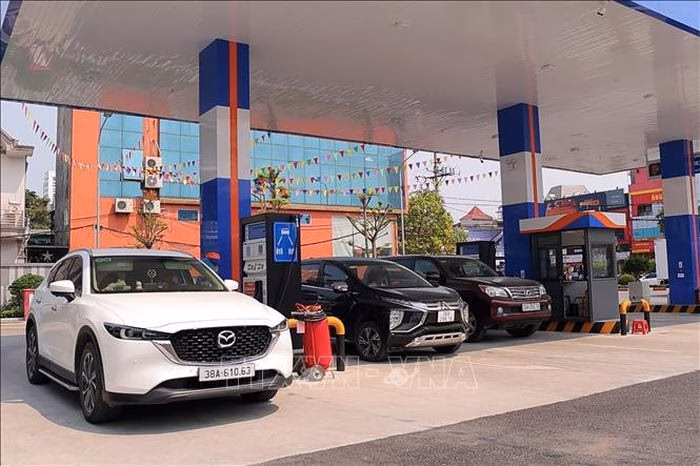 Hoạt động bơm nhiên liệu tại Hà Tĩnh, minh chứng cho nỗ lực chuyển đổi năng lượng xanh của PVOIL.