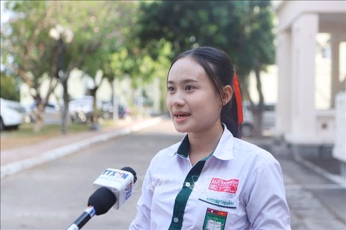Namthip Keovongphet, một trong những "sứ giả" trẻ đang nỗ lực kết nối hai nền văn hóa qua ngôn ngữ.