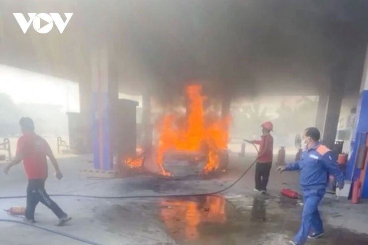 Ngọn lửa bùng phát dữ dội tại cây xăng khiến việc cứu hộ gặp nhiều khó khăn.