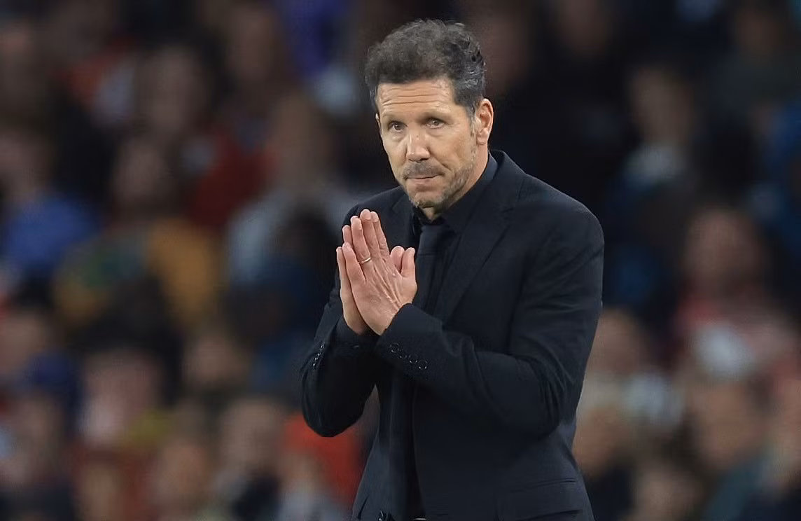 Diego Simeone trầm ngâm trước thất bại của Atletico Madrid tại Champions League