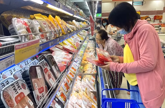 Các sản phẩm thịt chất lượng cao từ Hàn Quốc ngày càng hiện diện nhiều hơn tại các hệ thống bán lẻ hiện đại ở TP.HCM. (Ảnh: Hương Giang/TTXVN)