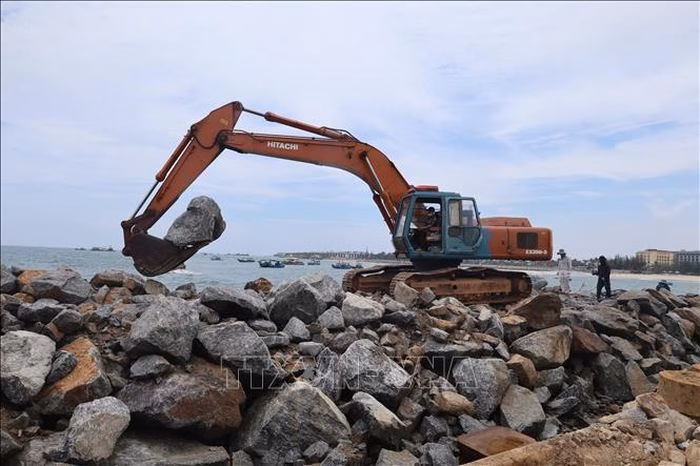 Máy múc thực hiện thả đá hộc thi công tuyến đê ngầm, đảm bảo không gây ô nhiễm môi trường biển.